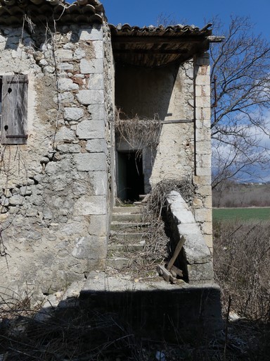 Logis. Escalier de distribution extérieur.