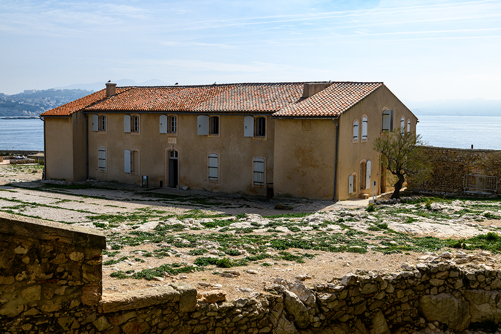 Bâtiment militaire, caserne principale (L) et mur de son jardin clos, vus du nord-nord-ouest_GAR4856