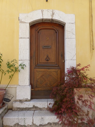 Maison à la Basse-Gaude, quartier du Trigan. Porte du logis avec l'inscription "1775 A.B.".