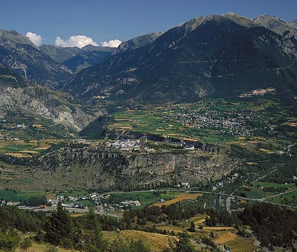 Vue de situation prise au téléobjectif de l'ouest depuis la région de Réotier.