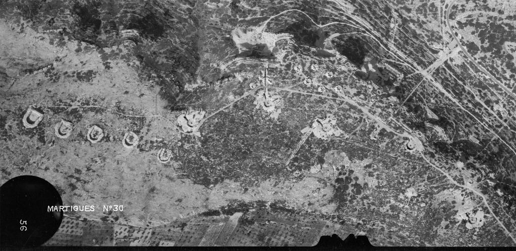 Vue aérienne verticale de la commune de Martigues, quartier de la Plaine de Cavalas], 1949. Détail : la batterie de Cavalas.