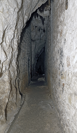  souterrain-caverne, corridor et mur séparatif entre les magasins-caverne et la galerie principale