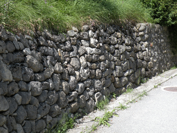 Mur de soutènement en pierre sèche (l'Iscle).