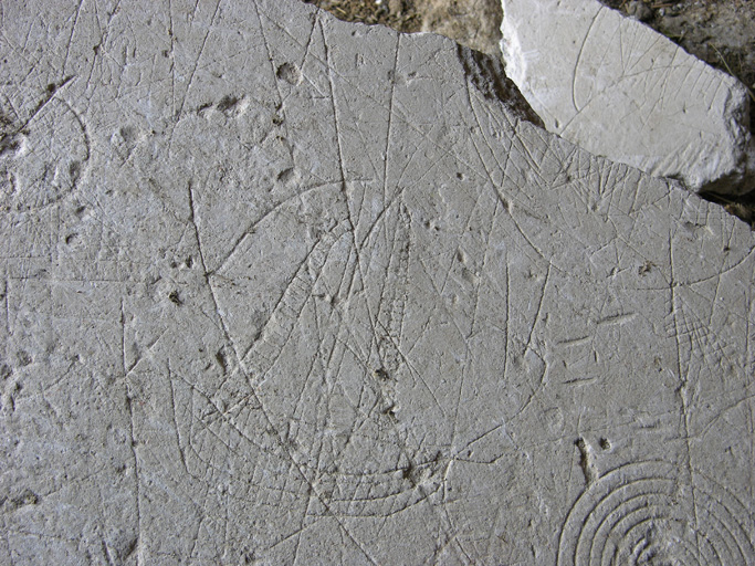 Castellane. Ferme du grand Rayaup dépendant du château d'Eoulx. Etage de soubassement, cuisine. Graffiti gravé d'un bateau à deux voiles.