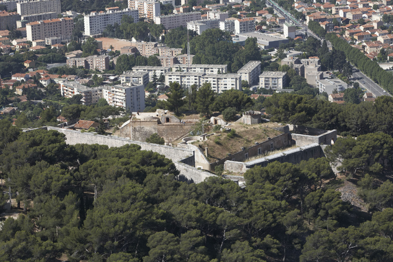 Vue générale plongeante depuis le chemin d'accès de la tour de l'Hubac; fronts Est et nord, cavalier.