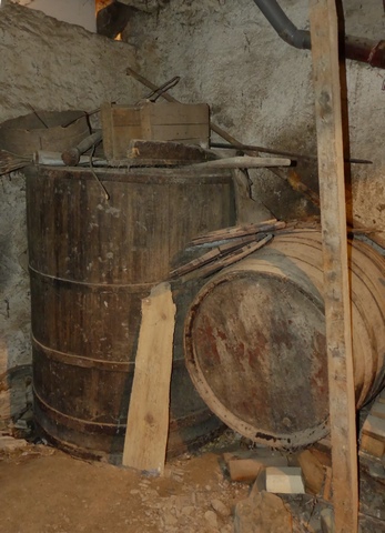 Etage de soubassement, cellier. Angle nord-ouest, cuve vinaire en bois et tonneau.