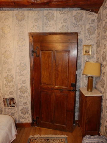 Etage, chambre est. Porte du couloir.