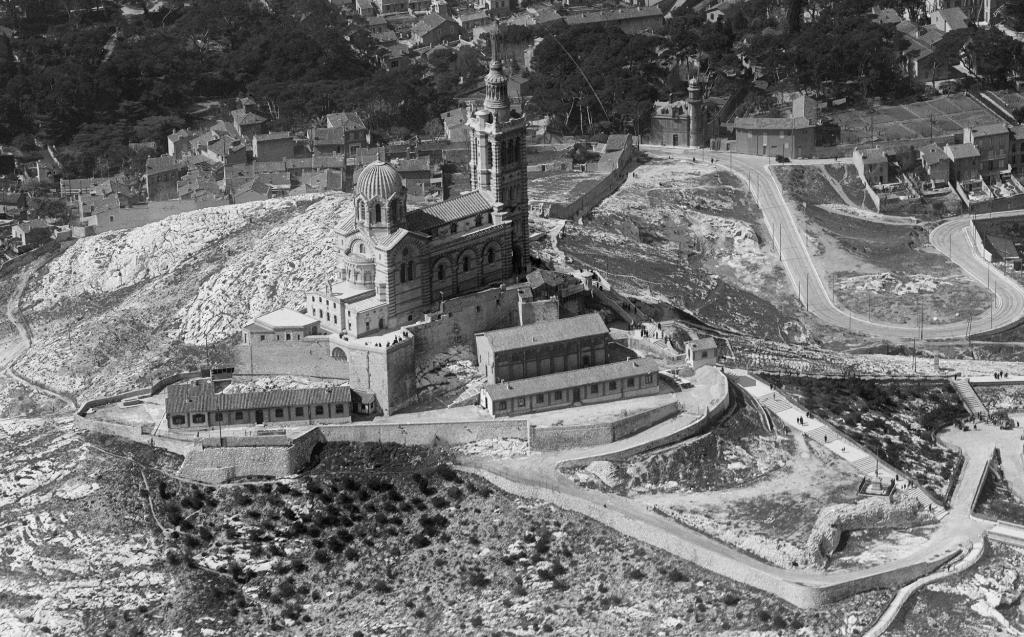 [Vue aérienne oblique du fort et de la basilique prise de l'Est],1928.
