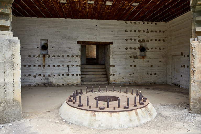 Casemate n° III de la batterie, vue intérieure de la chambre de tir, plaque-pivot du canon et porte d'accès à l'arrière-plan