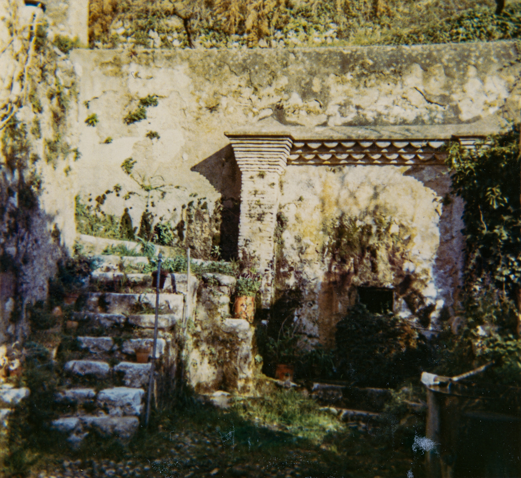 Cour au sud de la ferme. Vue de la fontaine prise de l'ouest. Etat vers 1970.