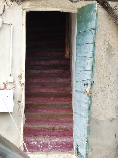 Partie nord. Pignon est, premier niveau. Porte et escalier du logis.