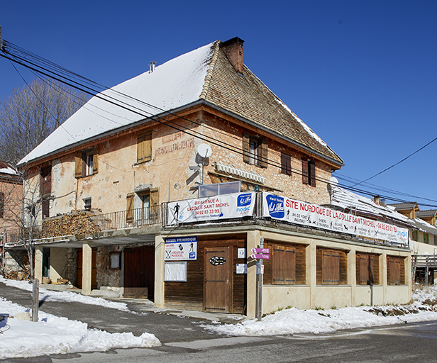 L'ancienne ferme Balp, en bordure de la route départementale 908, devenue auberge, puis immeuble à logements, abrite également le centre de ski nordique dans son adjonction sud (parcelle I 060 55). Ici en contexte hivernal.