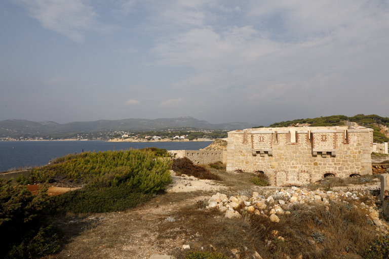 Vue intérieure de la batterie, le réduit et l'enceinte de gorge vus de l'ancien épaulement.