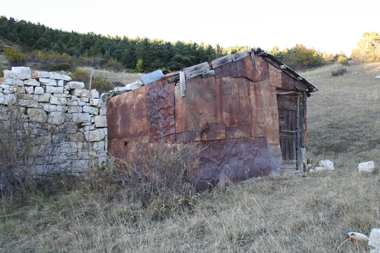 Cabane pastorale adossée à une partie d'ensemble agricole, au Cheinet (parcelle A 95).