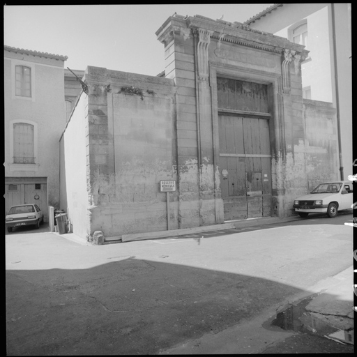 Mur de clôture de la cour et portail.