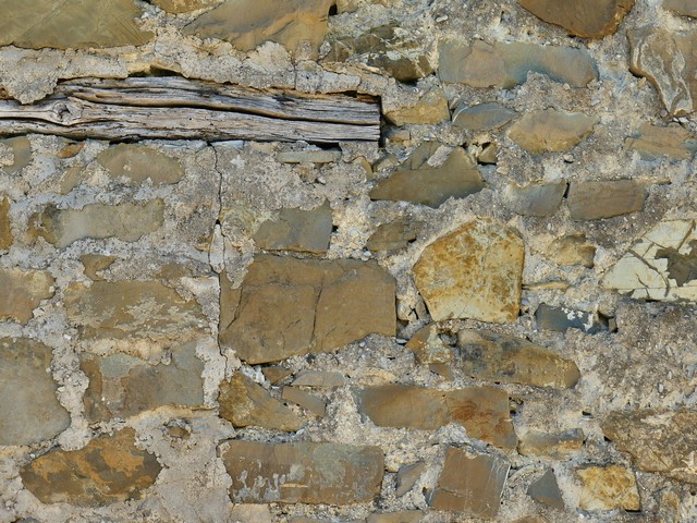 Enduit à pierres vues et ouverture murée, « cabanon » aux Basses Graves.