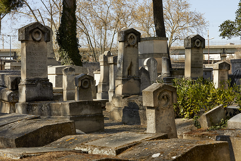 Vue de la partie sud-est du cimetière : stèles ornées d'une couronne.