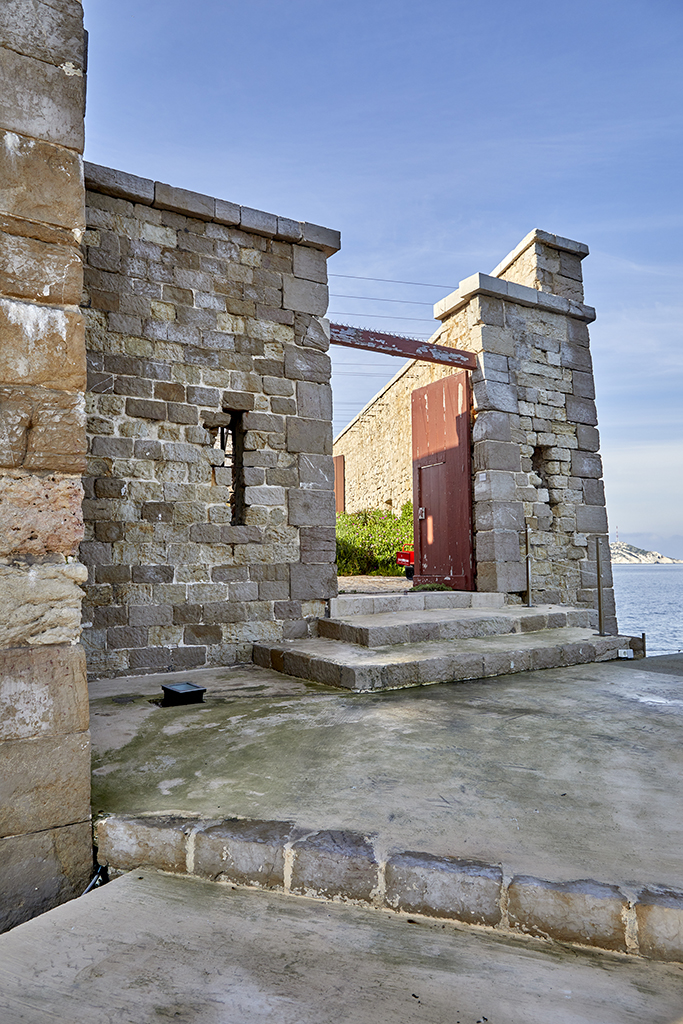 Porte d'entrée de l'enceinte et créneaux