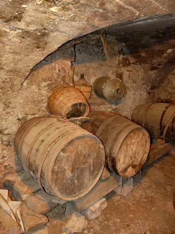 Tonneaux dans un cellier, ferme dite Armand.