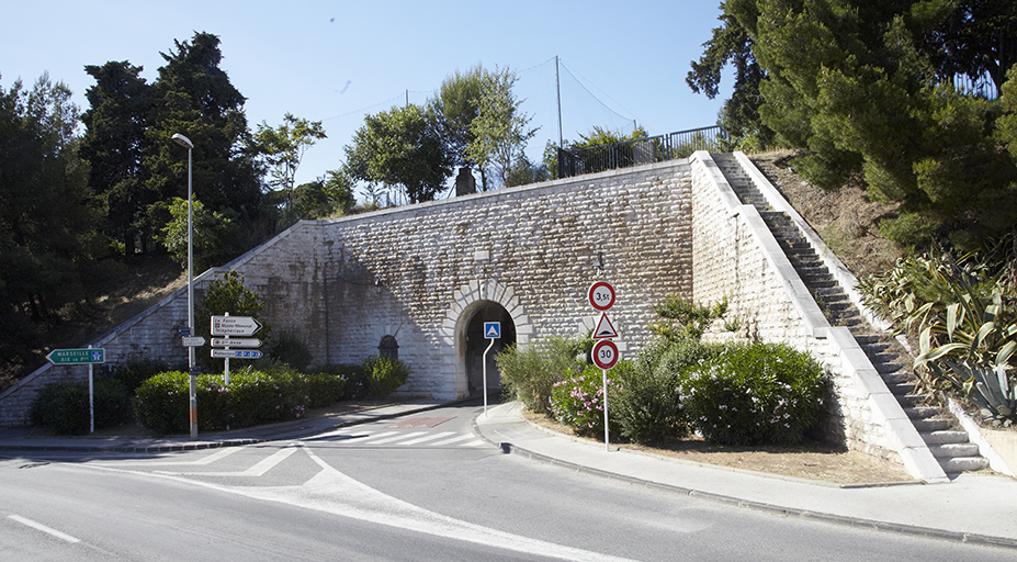 Toulon. Extension extension nord-ouest de la fortification d'agglomération. Façade côté ville de la porte Sainte-Anne.