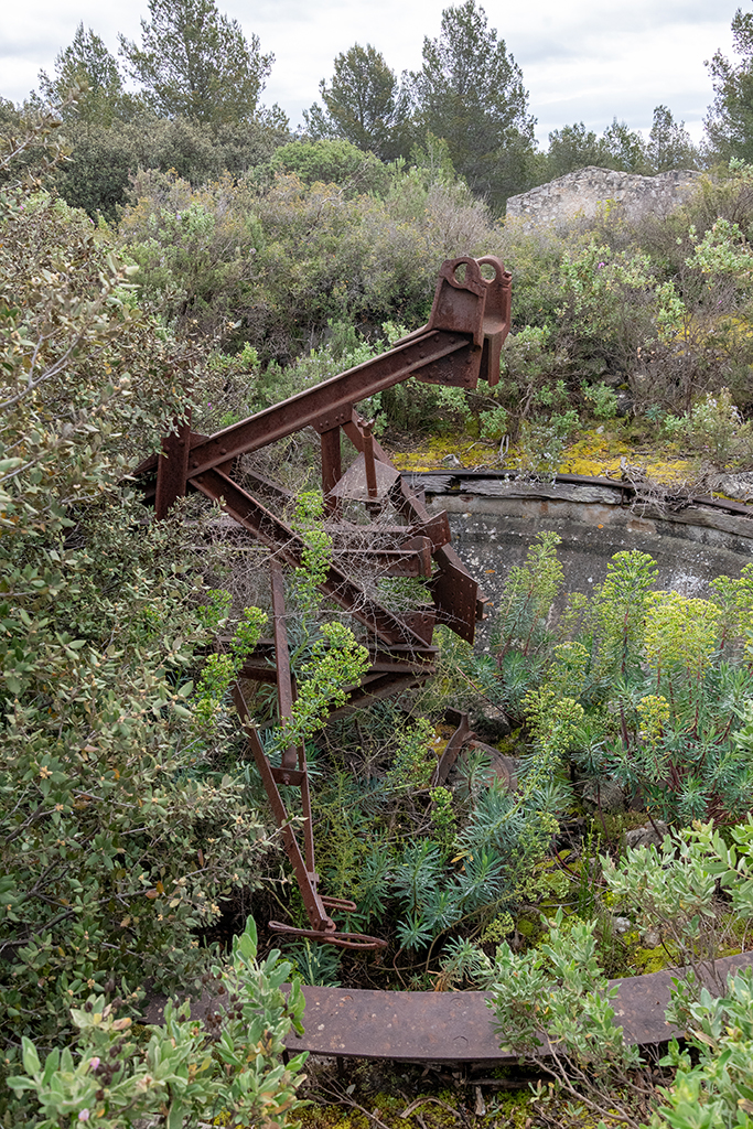 Quatrième cuve pour canon DCA de 75mm châssis-affut métallique pivotant et rail de roulage circulaire