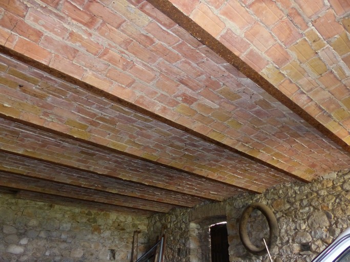 Remise en étage de soubassement, couvrement en voûtains. Ferme du Grangeon (Châteauneuf-de-Chabre).