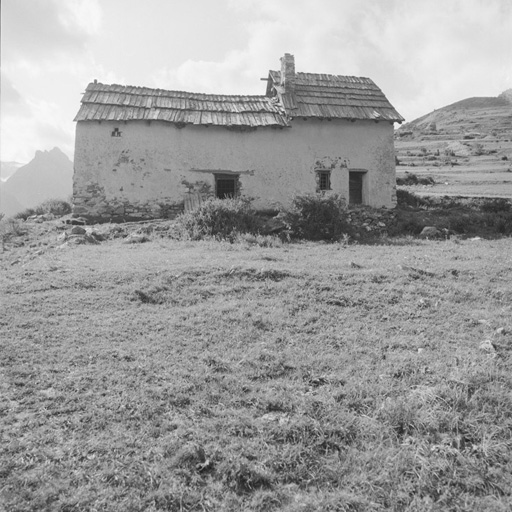 Le Mas des Faures. Façade est. La partie d'habitation, à droite, est plus élevée que l'écurie.