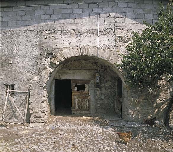 Saint-Eusèbe-en-Champsaur. Le Villard, parcelle 224. Toune voûtée en berceau abritant une circulation horizontale.