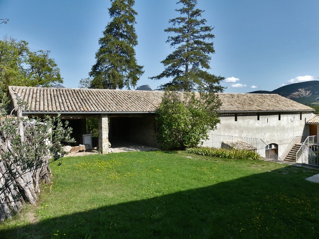 Bâtiment de la remise ouest et aire à battre. Vue d'ensemble prise du sud-ouest.