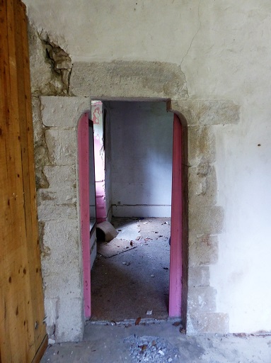 Maison-bloc, bâtiment 3. Rez-de-chaussée surélevé, porte du logis.