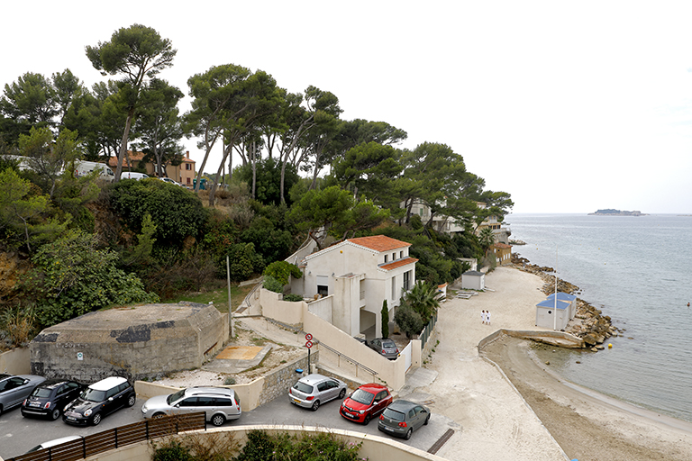 La casemate dans son environnement actuel, face à la plage de la Gorguette