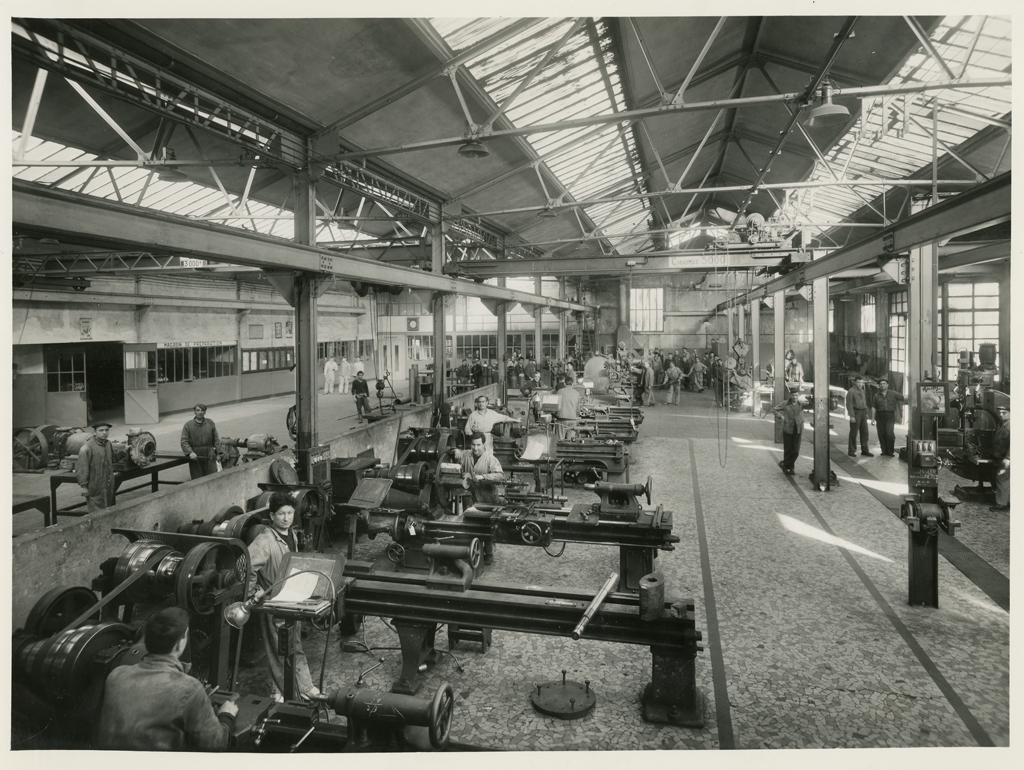 Magasin industriel, atelier de réparation, vestiaire d'usine dit magasin général