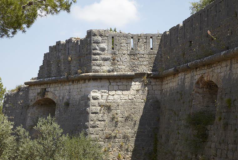 Front de tête nord-ouest :côté gauche du bastion central et branche ou courtine gauche, parapet crénelé.