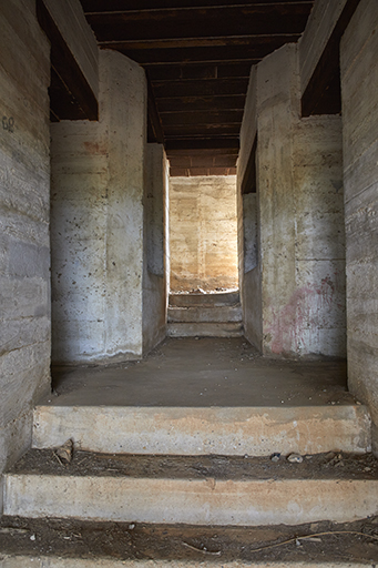 Casemate n° III de la batterie, intérieur, détail du couloir d'accès axial avec escalier et porte des magasins latéraux