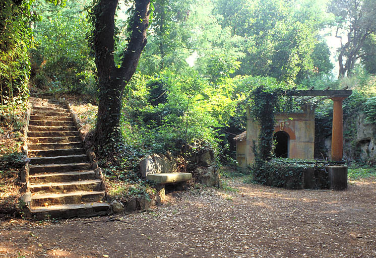 Le parc. Escalier vers la ferme et puits. Vue d'ensemble