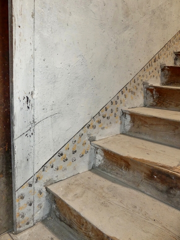 Etage de comble, cage d'escalier. Plinthe peinte.