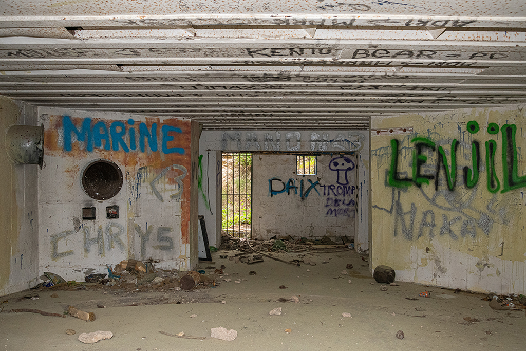 Casemate de flanquement Est, type Regelbau 680, intérieur vu de la position de tir, porte d'entrée au fond