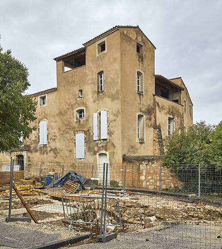 La place de la Juiverie en cours de fouilles et l'hôtel de Cheylus, vus depuis l'est.