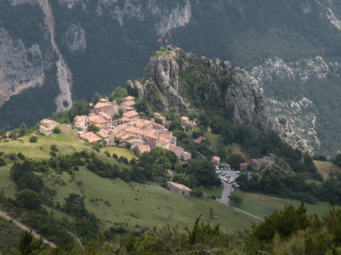 Le village, au pied du piton du castrum.