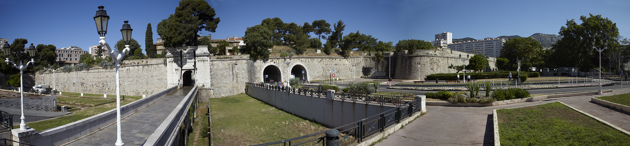 Porte d'Italie. Vue panoramique de la courtine 6-7, de la porte d'Italie et des terrassements et voies dans l'ancien fossé.