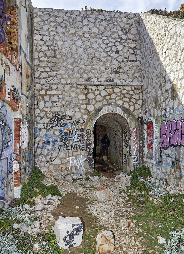 Renfoncement de la cour d'entrée, mur-pignon ouest du bâtiment, mur de soutènement postérieur, porte  des souterrains
