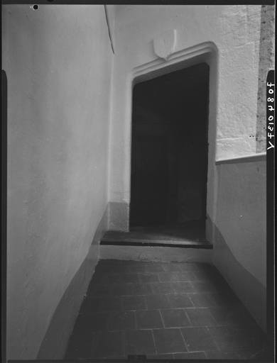 Premier étage, galerie sur la cour intérieure, porte de la tourelle d'escalier.