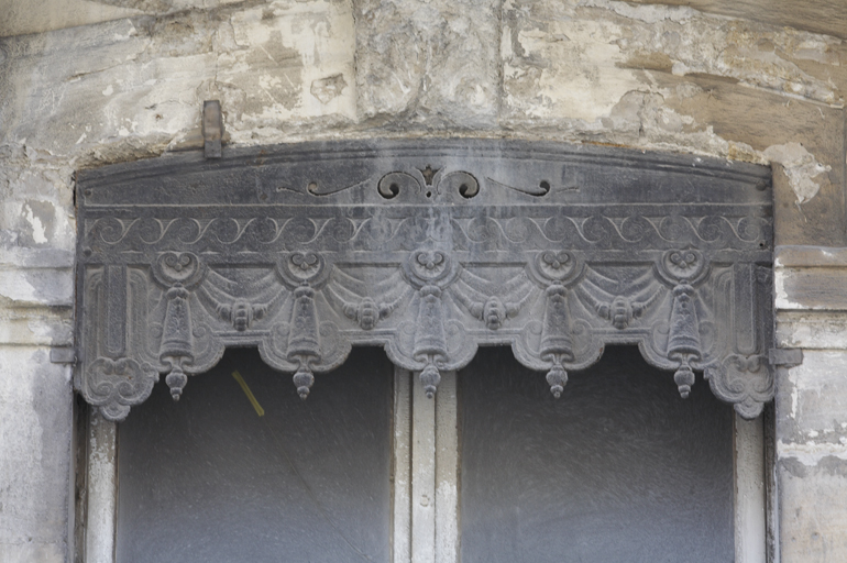 Immeuble 45, rue de la République. Lambrequin métallique surmontant les fenêtres de l'entresol.