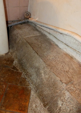 Elévation ouest. Départ supérieur du parement taluté intégré dans la maison mitoyenne.