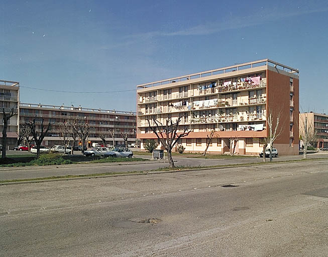 Fig. 02 - Ensemble d' immeubles à appartements le Vauban (partie sud-ouest) occupant la côté sud du secteur.