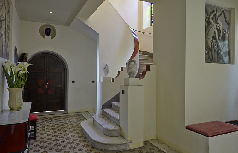 Porte du salon-bibliothèque et départ de l'escalier.