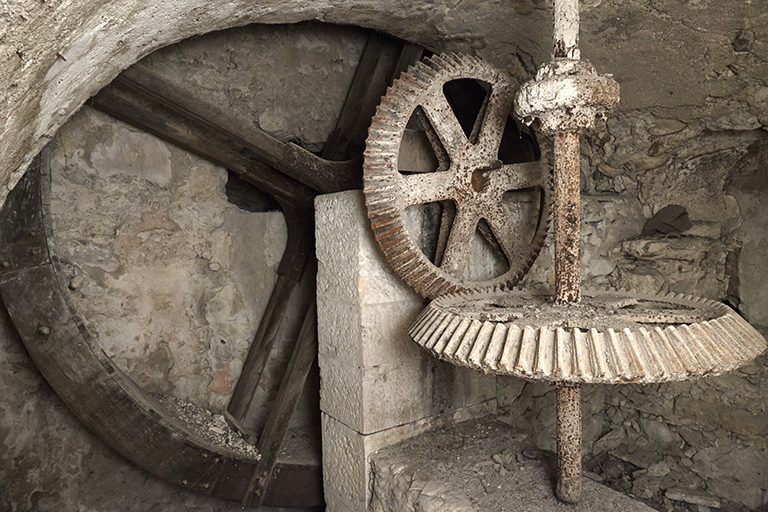 Exemple de renvoi d'angle situé sous le broyeur à meule (moulin Massas).