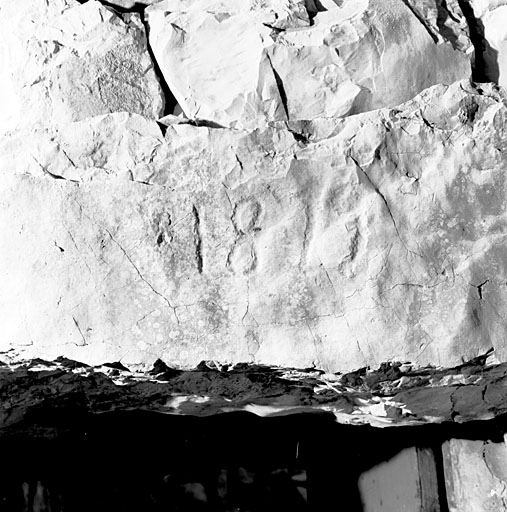 Cipières. Cabane de pierres-sèches (cadastre section E, parcelle 352), détail : date inscrite à l'aiguille sur le linteau de la porte.