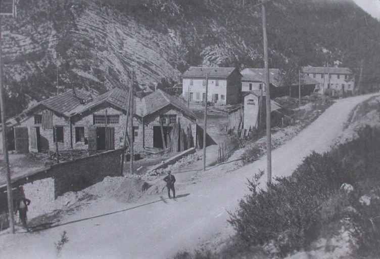 [La scierie, propriété des Lempereur, située près de l'entrée du tunnel de La Colle.]