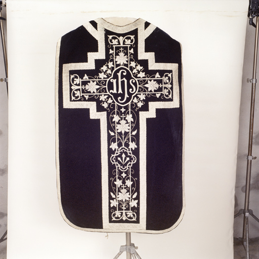 ensemble de vêtements liturgiques : chasuble, étole, manipule, bourse de corporal (ornement noir)